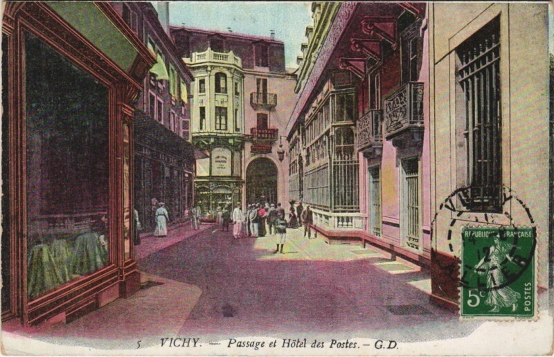 Carte postale ancienne Vichy Passage et Hotel des Postes à Vichy