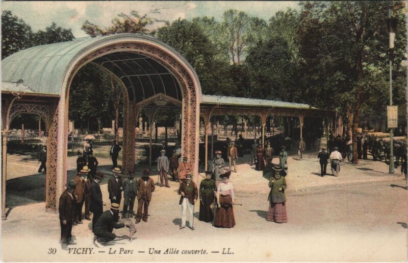 Carte postale ancienne Vichy Le Parc, une allee couverte à Vichy