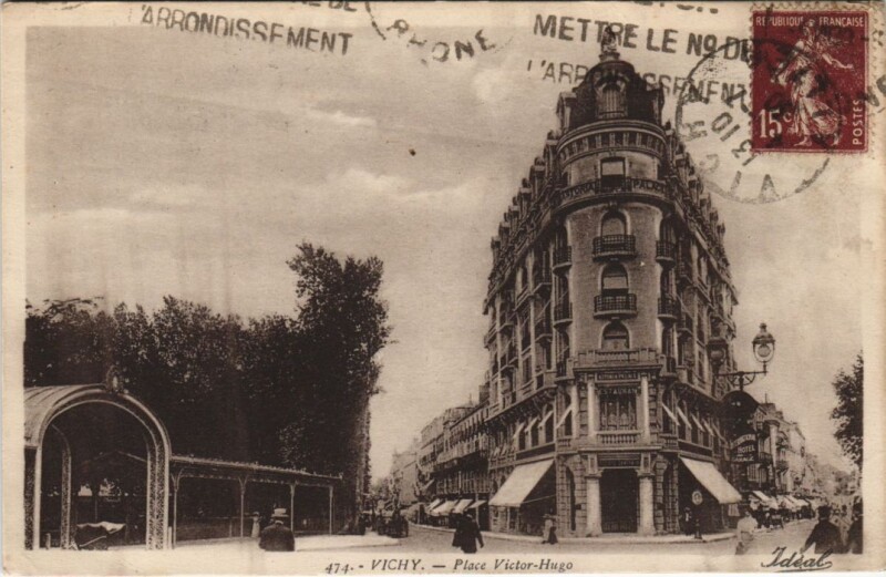 Carte postale ancienne Vichy Place Victor Hugo à Vichy
