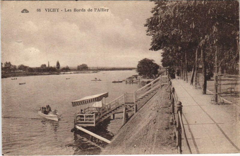 Carte postale ancienne Vichy Les Bords de l'Allier à Vichy