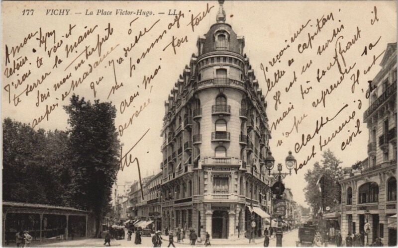 Carte postale ancienne Vichy Place Victor Hugo à Vichy