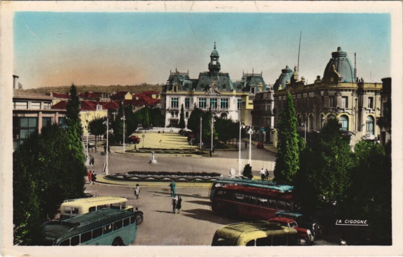 Carte postale ancienne Vichy Esplanade de l'Hotel de Ville à Vichy