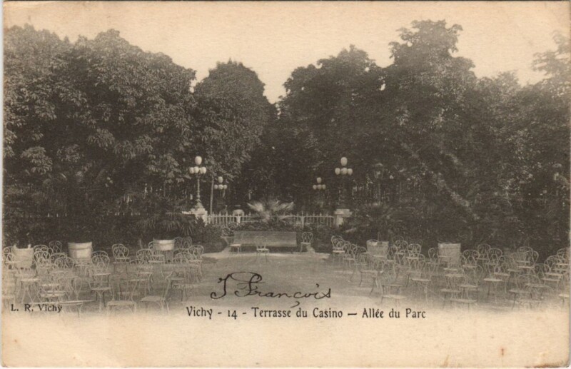 Carte postale ancienne Vichy Terrasse du Casino , Allee du Parc à Vichy