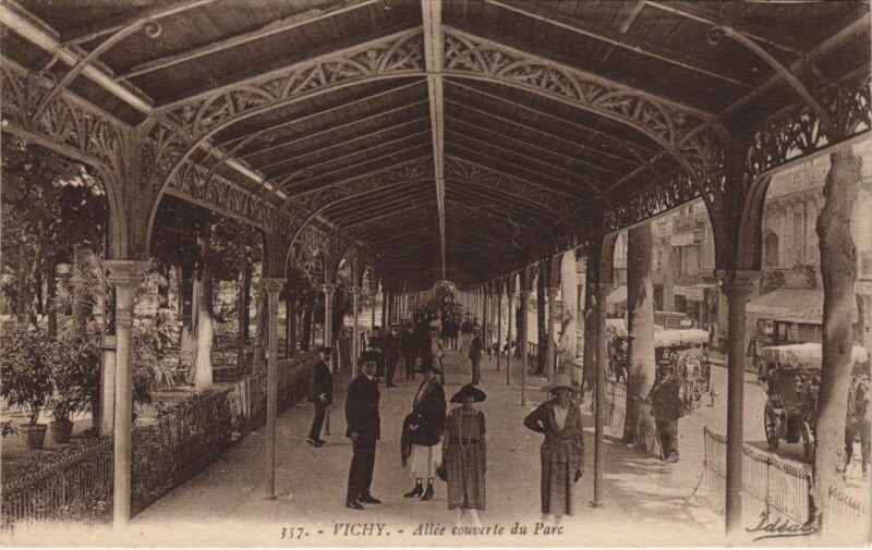 Carte postale ancienne Vichy Allee couverte du Parc à Vichy