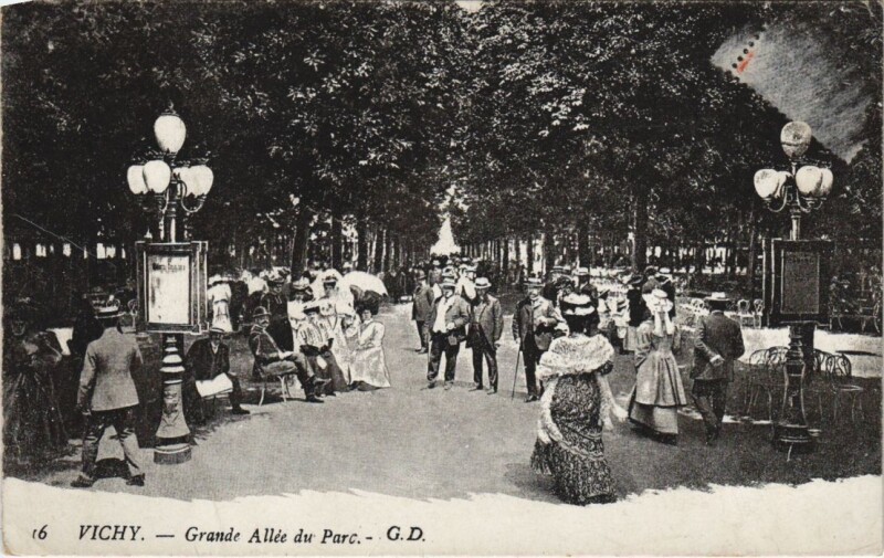 Carte postale ancienne Vichy Grande Allee du Parc à Vichy