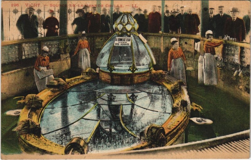 Carte postale ancienne Vichy Source de la Grande Grille à Vichy