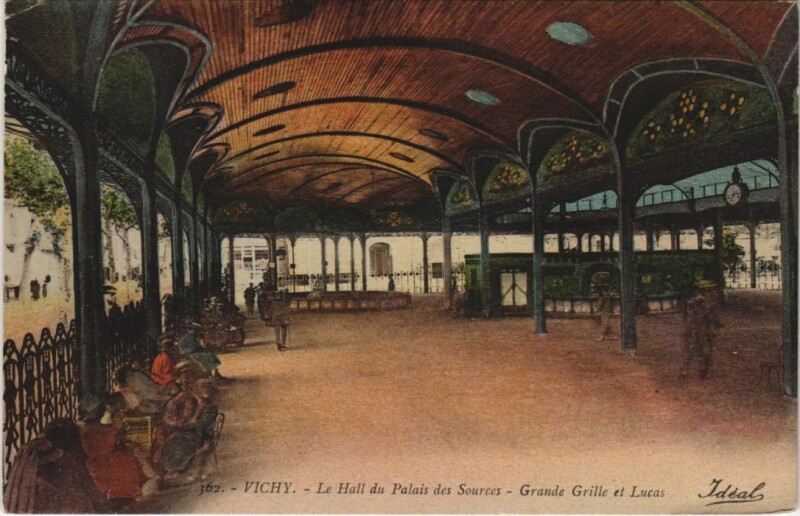 Carte postale ancienne Vichy Le Hall du Palais des Sources à Vichy