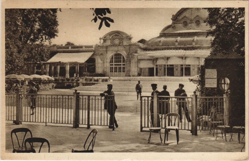 Carte postale ancienne Vichy Une entree du Casino à Vichy