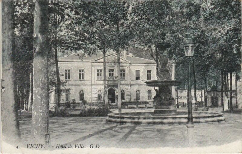 Carte postale ancienne Vichy Hotel de Ville à Vichy