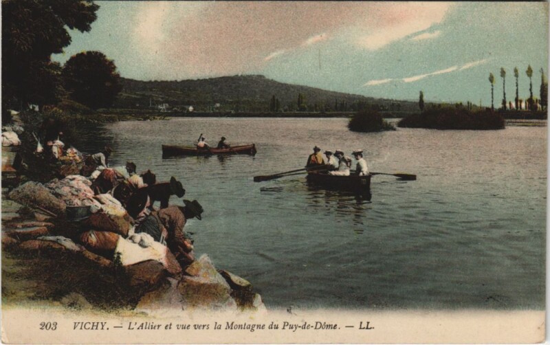 Carte postale ancienne Vichy Allier et vue vers la montagne du Puy de Dome à Vichy