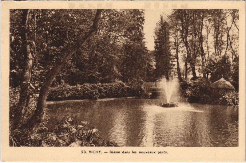 Carte postale ancienne Vichy Bassin des les nouveaux parcs à Vichy