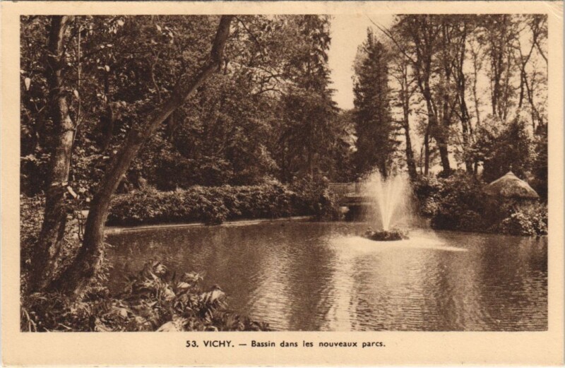 Carte postale ancienne Vichy Bassin des les nouveaux parcs à Vichy