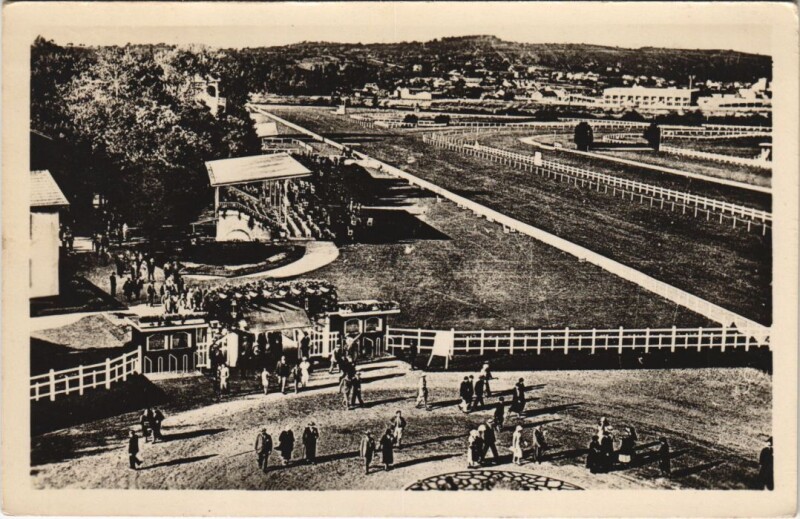 Carte postale ancienne Vichy Le Champ de Courses à Vichy