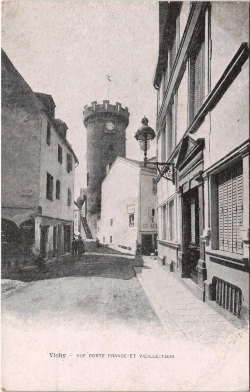 Carte postale ancienne Vichy Rue Porte France et Vieille Tour à Vichy