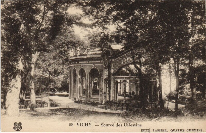 Carte postale ancienne Vichy Source des Celestins à Vichy