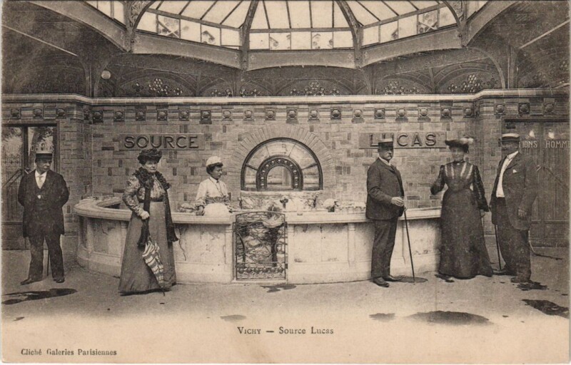Carte postale ancienne Vichy Source Lucas à Vichy