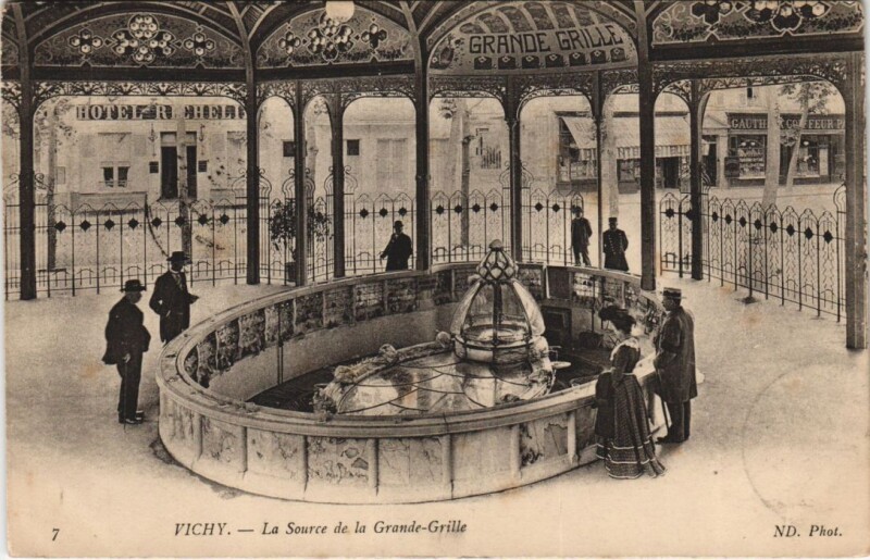 Carte postale ancienne Vichy Source de la Grande Grille à Vichy
