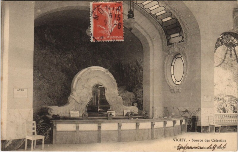 Carte postale ancienne Vichy Source des Celestins à Vichy