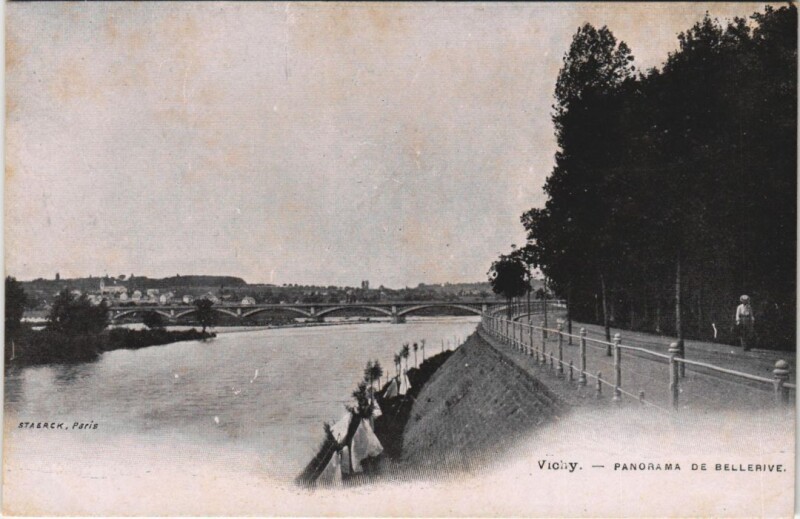 Carte postale ancienne Vichy Panorama de Bellerive à Vichy