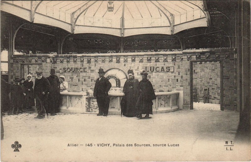 Carte postale ancienne Vichy Palais des Sources ,source Lucas à Vichy