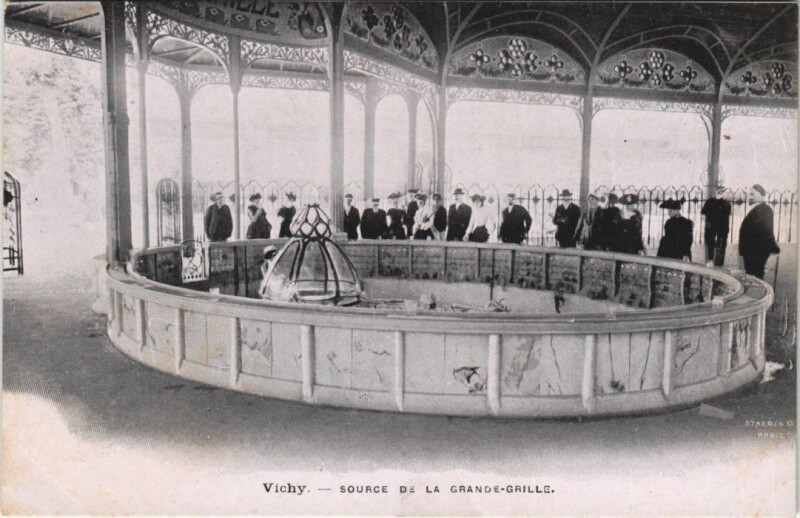 Carte postale ancienne Vichy Source de la Grande Grille à Vichy