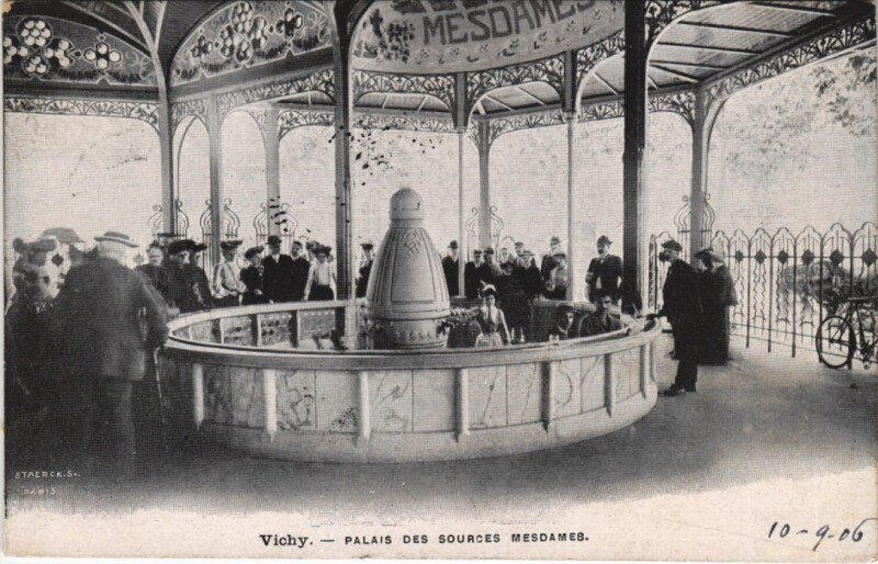 Carte postale ancienne Vichy Palais des Sources Mesdames à Vichy