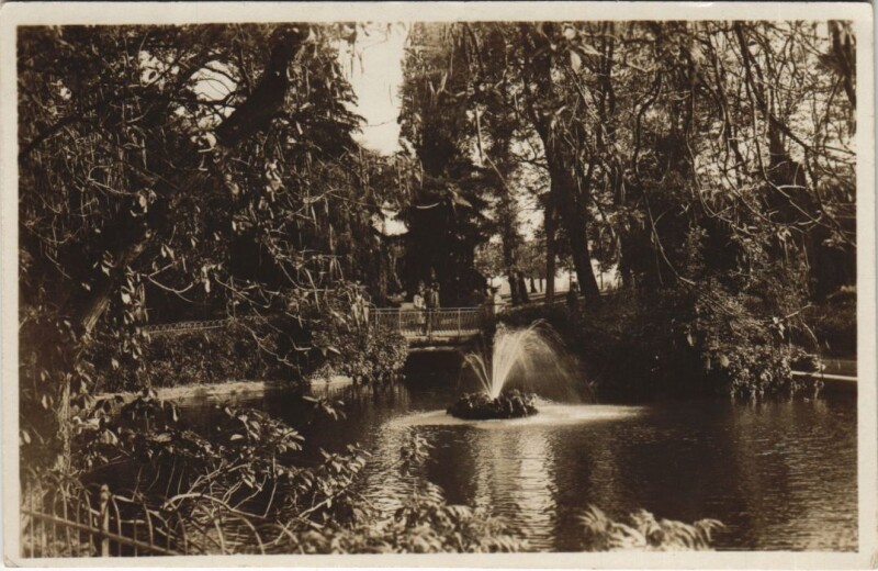 Carte postale ancienne Vichy Un coin des Parcs à Vichy