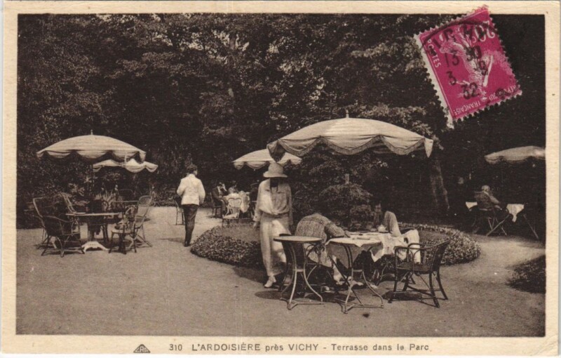 Carte postale ancienne Vichy Terrasse dans le Parc à Vichy