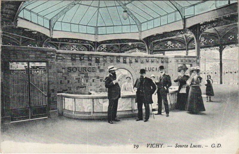 Carte postale ancienne Vichy Source Lucas à Vichy
