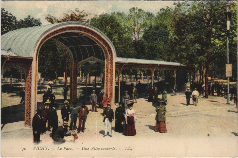 Carte postale ancienne Vichy Le Parc, une allee couverte à Vichy