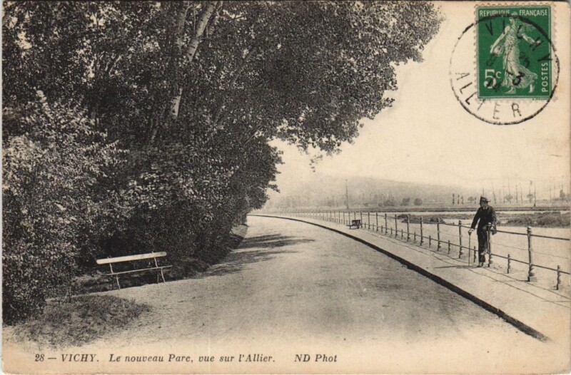 Carte postale ancienne Vichy Nouveau Parc, vue sur l'Allier à Vichy