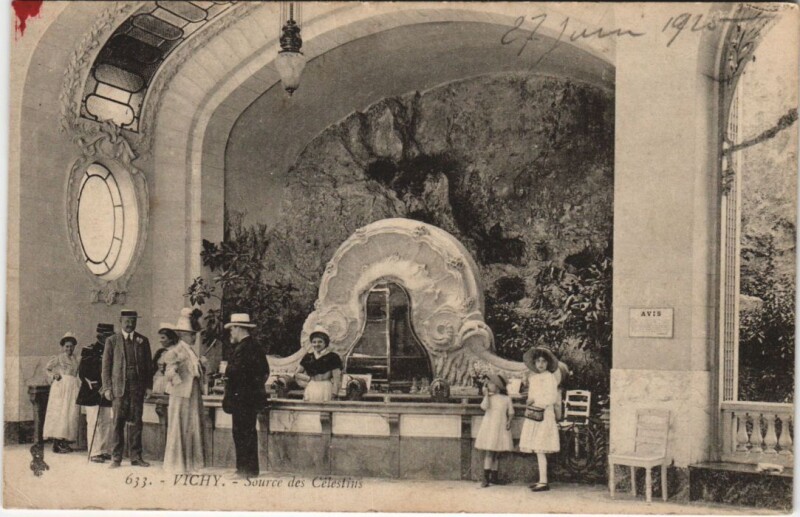 Carte postale ancienne Vichy Source des Celestins à Vichy