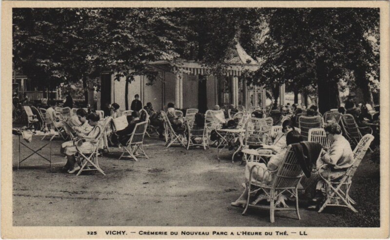 Carte postale ancienne Vichy Cremerie du Nouveau Parc a l'heure du The à Vichy