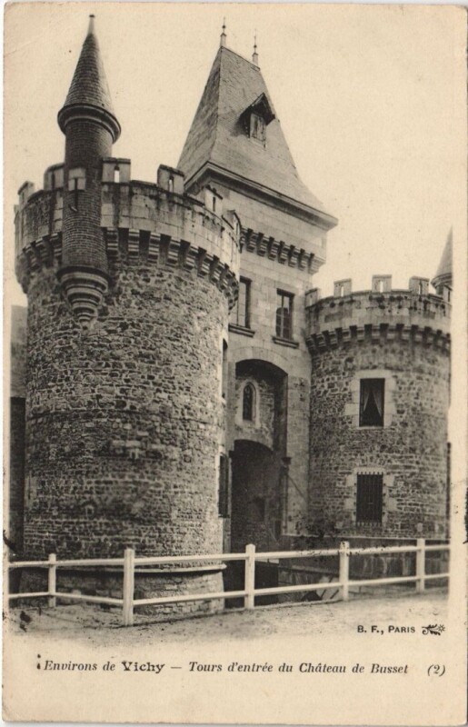 Carte postale ancienne Env. De Vichy Tours d'entree du Chateau de Busset à Busset