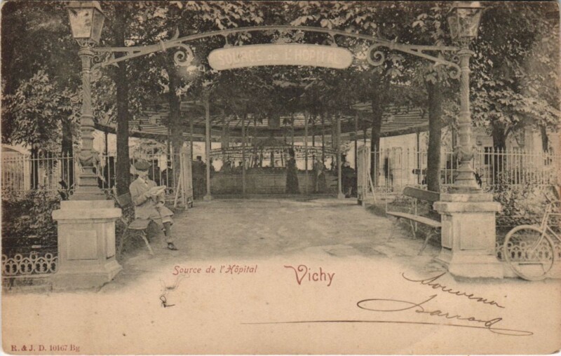 Carte postale ancienne Vichy Source de l'Hopital à Vichy