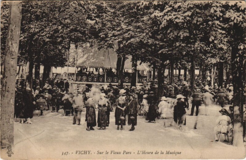 Carte postale ancienne Vichy sur le vieux parc, Heure de la Musique à Vichy