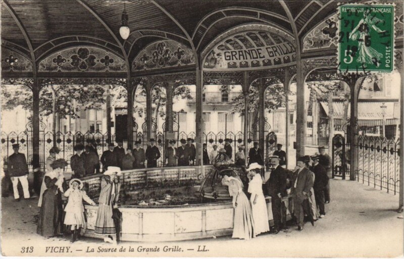 Carte postale ancienne Vichy Source de la Grande Grille à Vichy