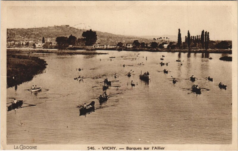 Carte postale ancienne Vichy Barques sur l'Allier à Vichy