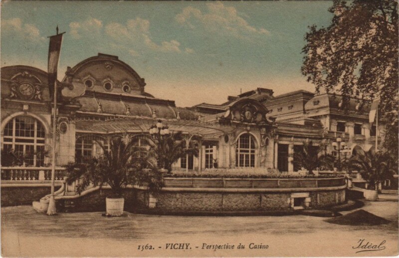 Carte postale ancienne Vichy perspective du Casino à Vichy