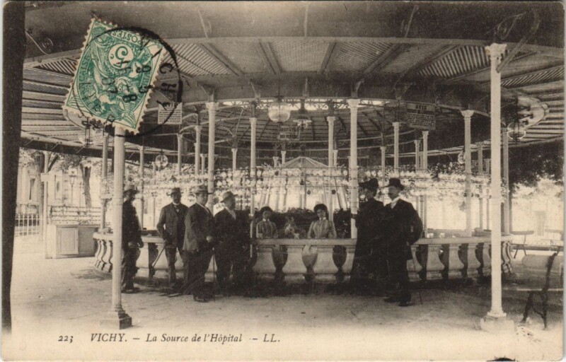 Carte postale ancienne Vichy Source de l'Hopital à Vichy
