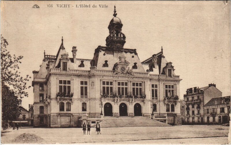 Carte postale ancienne Vichy Hotel de Ville à Vichy