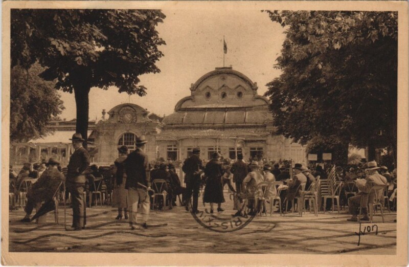 Carte postale ancienne Vichy Les Baigneurs devant le Casino à Vichy