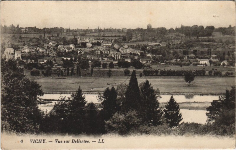 Carte postale ancienne Vichy vue sur Bellerive à Vichy