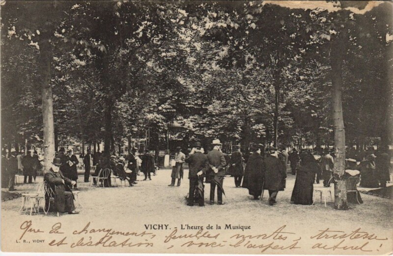 Carte postale ancienne Vichy Heure de la Musique à Vichy