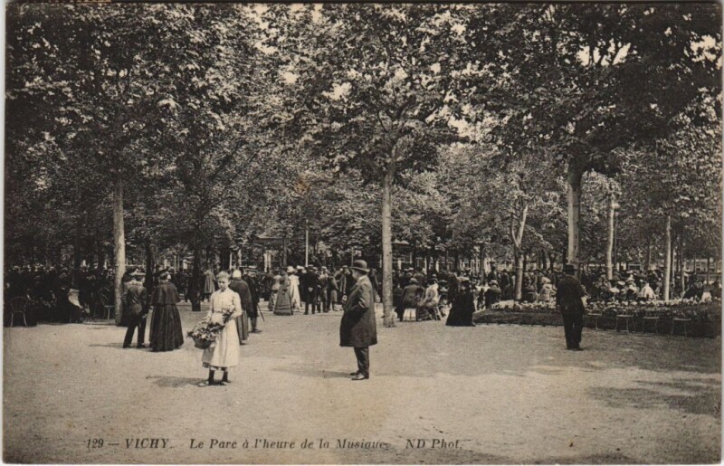 Carte postale ancienne Vichy Le Parc a l'heure de la Musiques à Vichy
