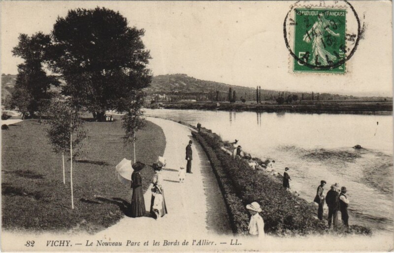 Carte postale ancienne Vichy Le nouveau Parc et les bords de l'Allier à Vichy