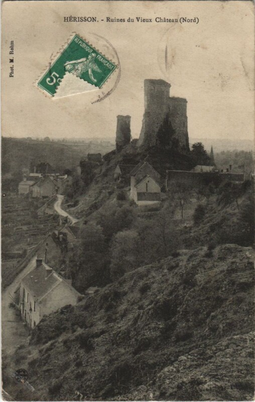 Carte postale ancienne Herisson Ruines du Vieux Chateau
