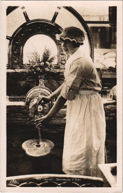 Carte postale ancienne Vichy Donneuse d'Eau à Vichy