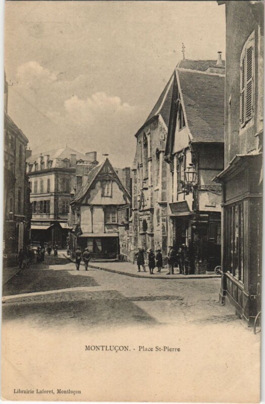 Carte postale ancienne Montlucon Place Saint-Pierre