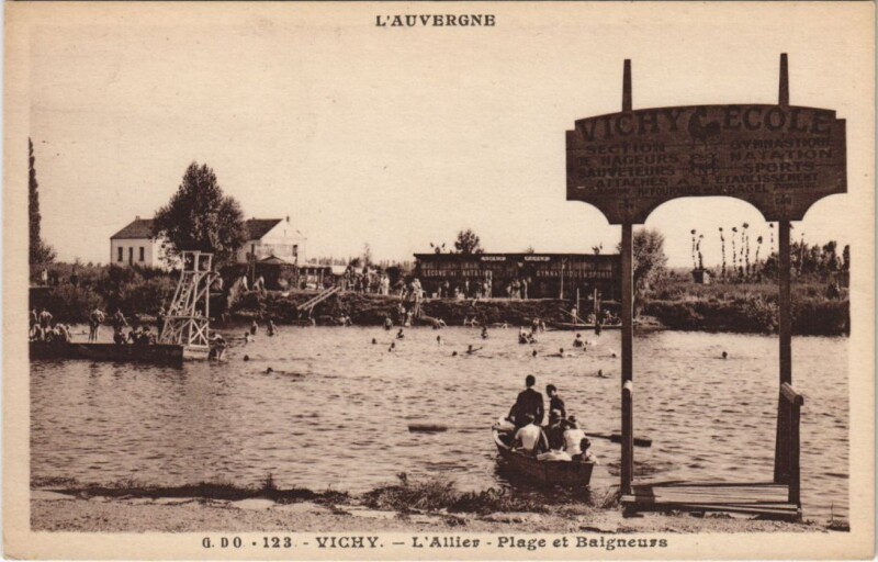 Carte postale ancienne Vichy L'Allier - Plage et Baigneurs à Vichy